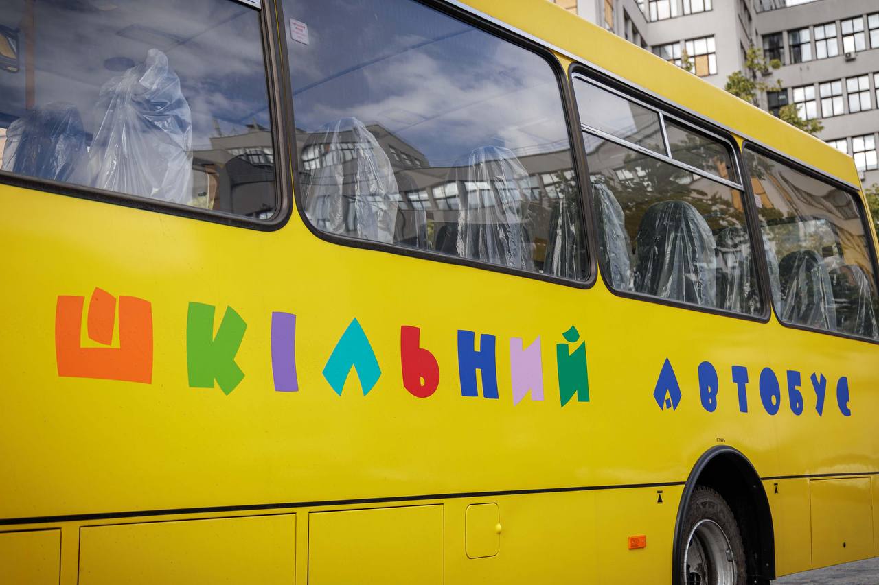 Новые школьные автобусы получила Харьковщина: каким лицеям передали (фото)