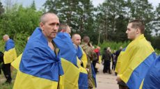 Трое жителей Харьковщины вернулись из плена РФ во время обмена (видео)
