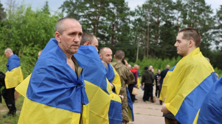 Трое жителей Харьковщины вернулись из плена РФ во время обмена (видео)