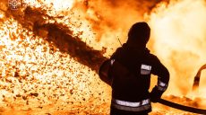 Ликвидировали пожар в Чугуеве, возникший после удара «Шахедов» — ГСЧС (видео)