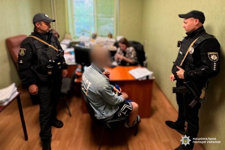 В Харькове женщина в крови выбежала из дома на улицу: что случилось
