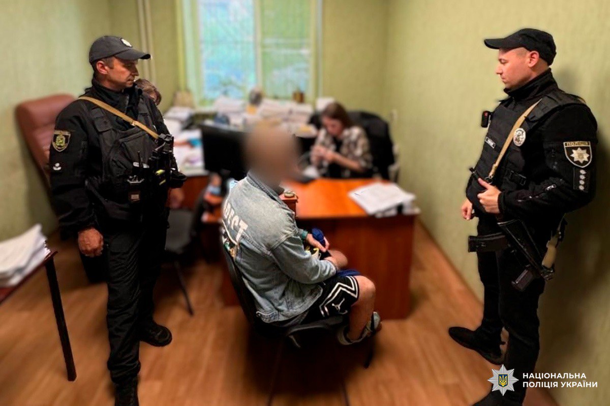 У Харкові жінка в крові вибігла з дому надвір: що сталося