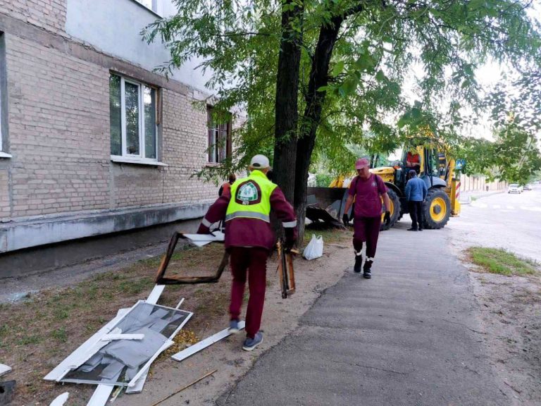 Комунальники показали, як усувають наслідки «прильотів» по Харкову (фото)