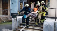 Девятиэтажка пылала в Харькове: спасатели вынесли из подъезда женщину (фото)