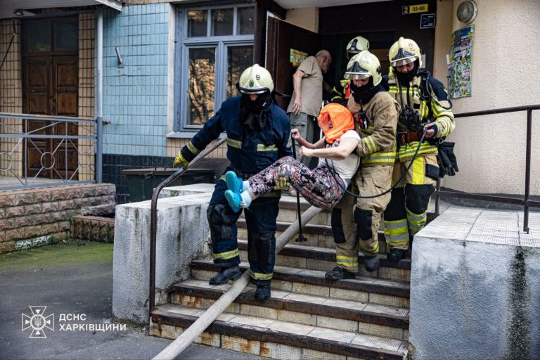 Девятиэтажка пылала в Харькове: спасатели вынесли из подъезда женщину (фото)