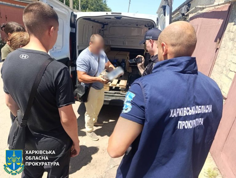 Контрафакту на мільйон знайшли в гаражі в місті на Харківщині (фото)