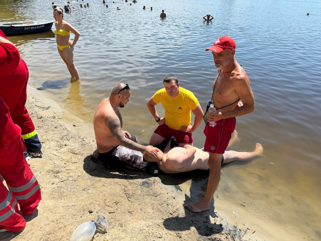 Троих утопающих достали из воды муниципальные спасатели в Харькове в выходные
