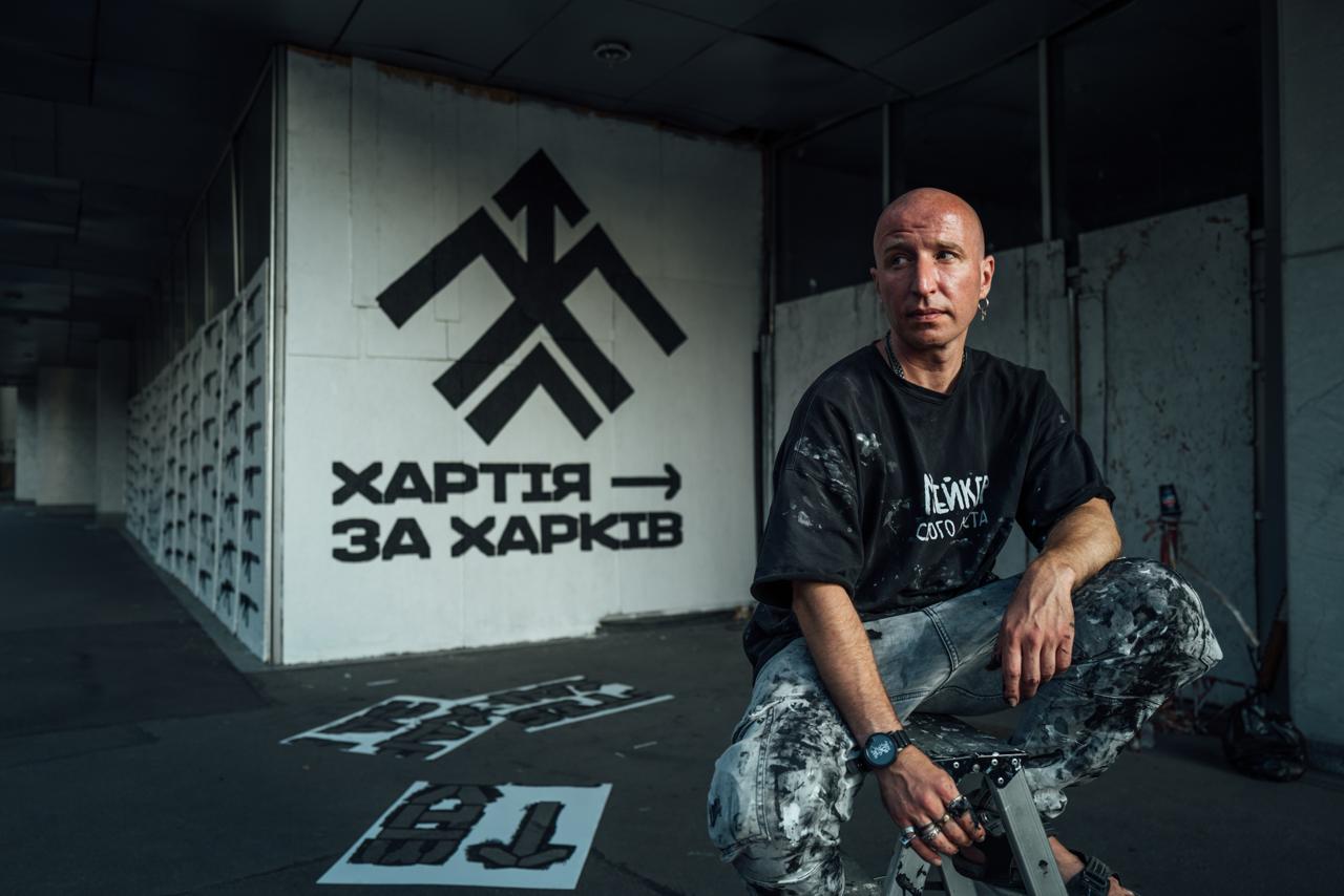 Стрит-арт в честь «Хартии» нарисовал Гамлет Зиньковский в центре Харькова 📷