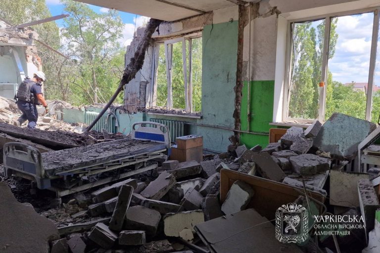 По Харкову вдарили дві авіабомби: дві людини можуть бути під завалами (фото)