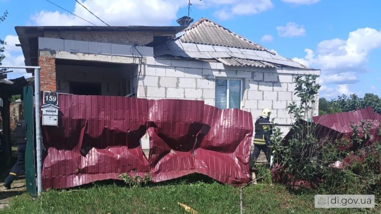 Удару реактивним боєприпасом по селу під Харковом завдала армія РФ (фото)