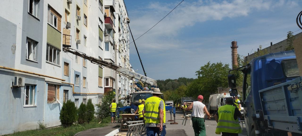 окна закрывают после авиаударов по Харькову 26 июля 2025