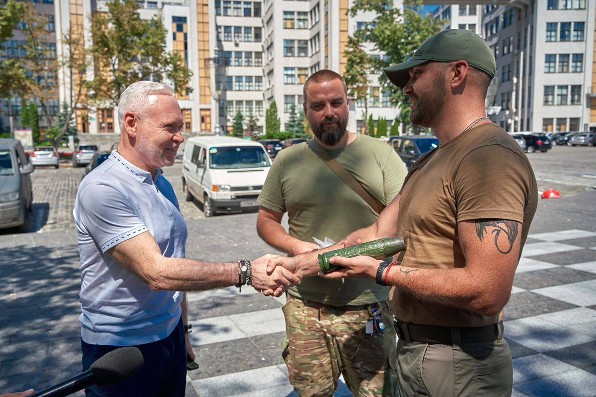 Харьков передал военным автомобили и комплекс для работы с БпЛА (фото)