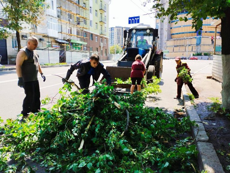 Какой вред нанес разрушительный ураган Харькову, подсчитывают в мэрии
