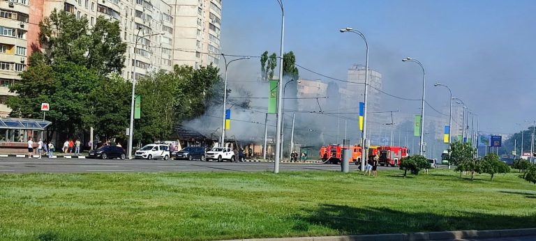 Кафе горит в одном из районов Харькова (видео)