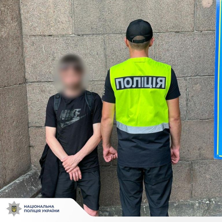 Мужчину, помочившегося на здание полиции в Харькове, разыскали