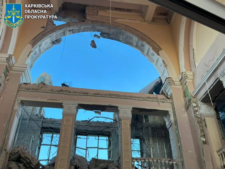 Фото разрушенного вокзала в Лозовой показали в прокуратуре