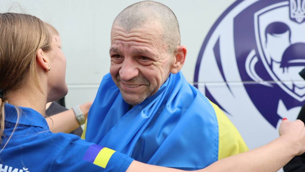 Військовополонені їдуть додому: повернули бійців, журналістів та мера Херсона