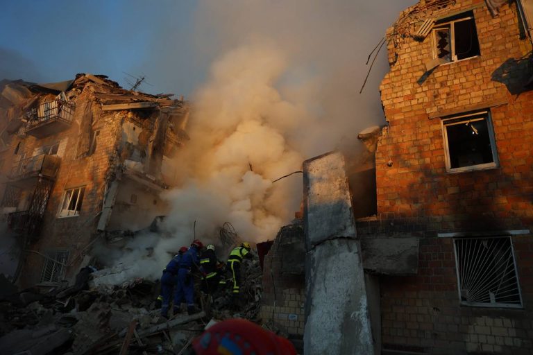 Десятки поранених, зруйновані багатоповерхівки – нічні “прильоти” в Києві