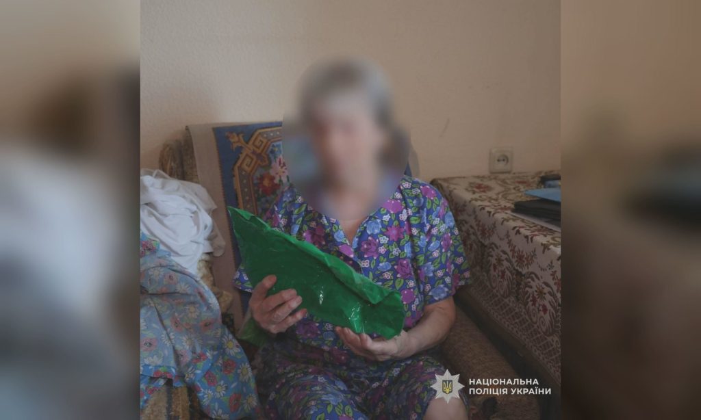 «Думала, що це мій кінець»: на літню матір воїна ЗСУ напали на Харківщині