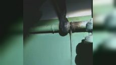 Аварийная ситуация в Харькове: житель залил водой газовую сеть в подъезде 📹