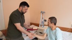 Зеленский в Харькове посетил раненых воинов (видео)