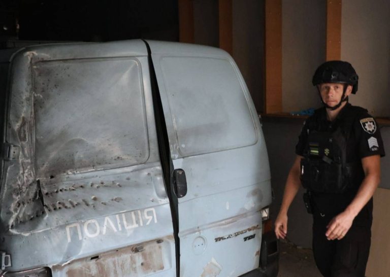 «Ворог полює на нас». Дрон атакував авто поліцейських на Харківщині (фото)