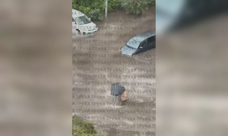 Вырванные деревья, перебои со светом, затопило улицы: в Киеве — непогода 📹