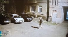 Чоловік у Харкові порізав ножем дільничного та трьох працівників ТЦК (відео)