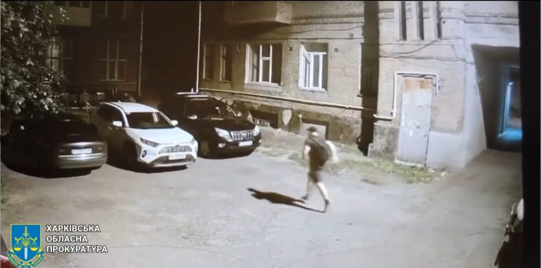 Мужчина в Харькове порезал ножом участкового и троих сотрудников ТЦК (видео)
