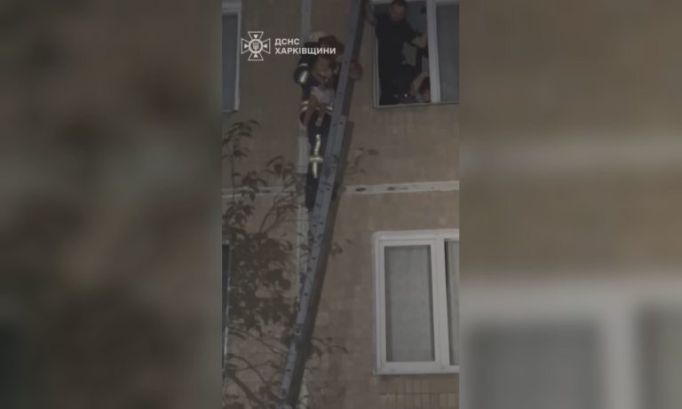 «Чудом спасся»: трехлетний ребенок выпал с пятого этажа в Харькове (видео)