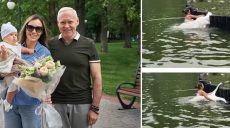 Женщина спасла лебедя, прыгнув в водоем в Центральном парке Харькова