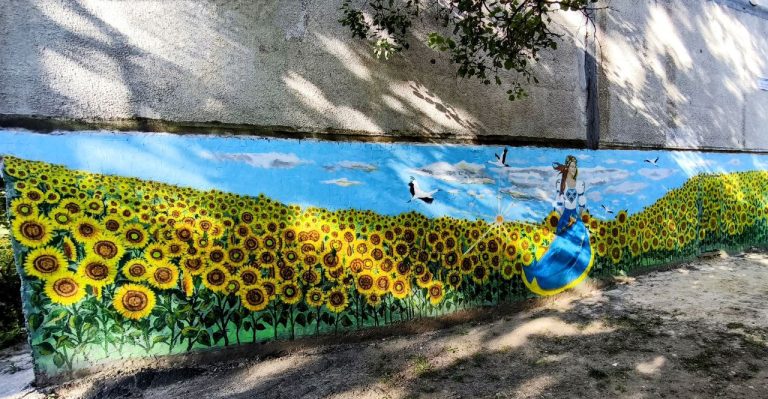 Патриотические рисунки появились на стенах домов в Харькове (фото)