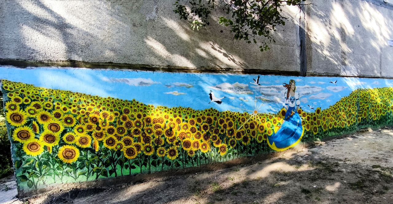 Патриотические рисунки появились на стенах домов в Харькове (фото)