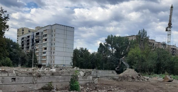 Дві зруйновані багатоповерхівки в Харкові розібрали, третя на підході