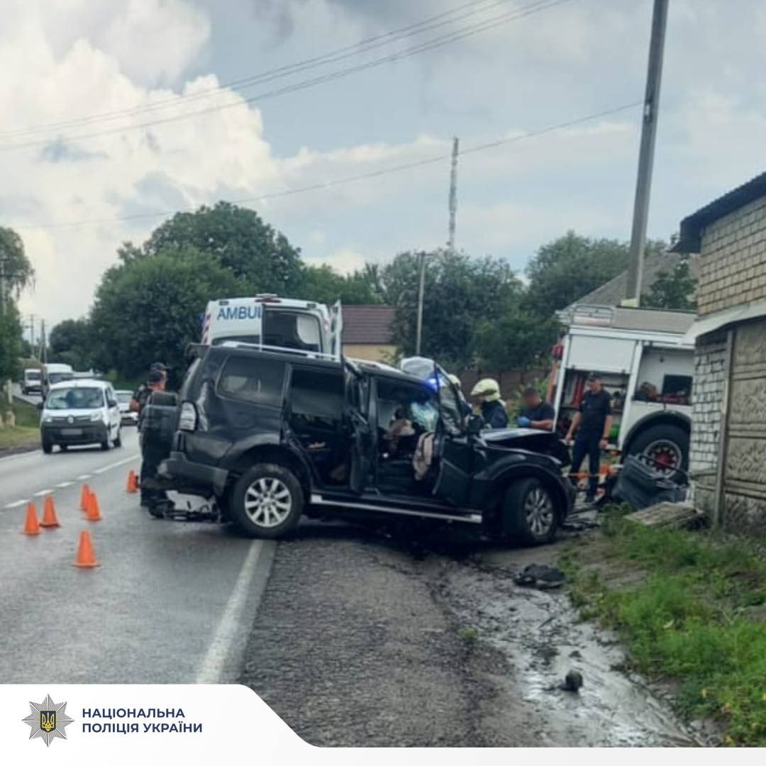 ДТП на Харківщині: водій в’їхав у гараж
