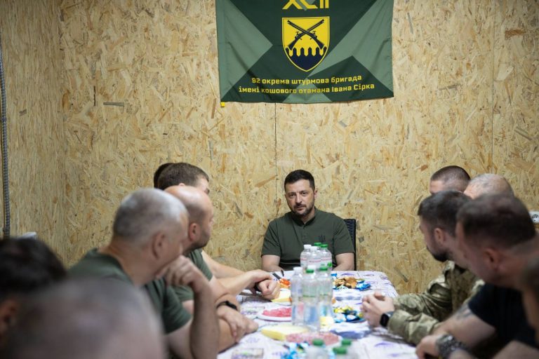 Зеленский на Харьковщине встречался с защитниками Липцев и Волчанска (видео)