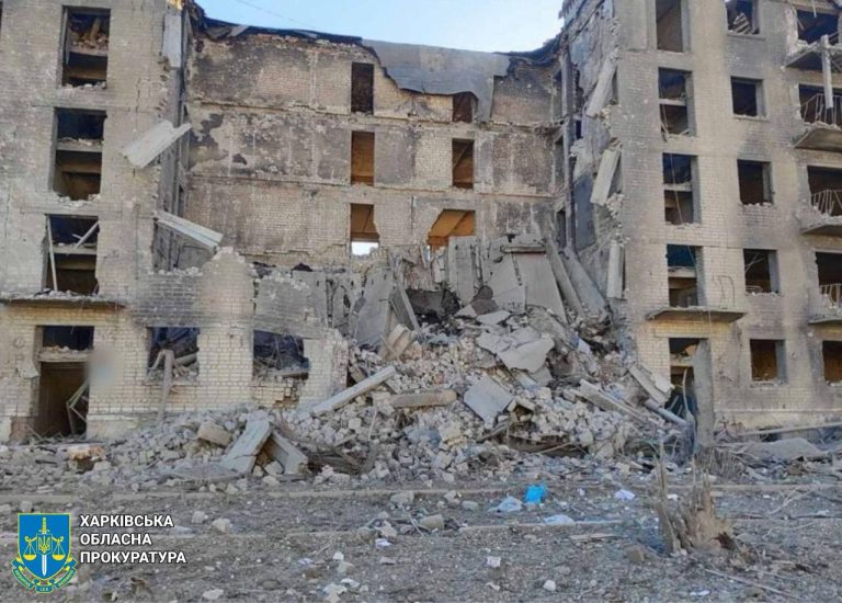 По Куп’янську вдарили КАБами: під завалами будинку можуть бути люди (відео)