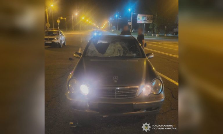 Mercedes насмерть сбил пешехода на Полтавском Шляхе в Харькове (видео)