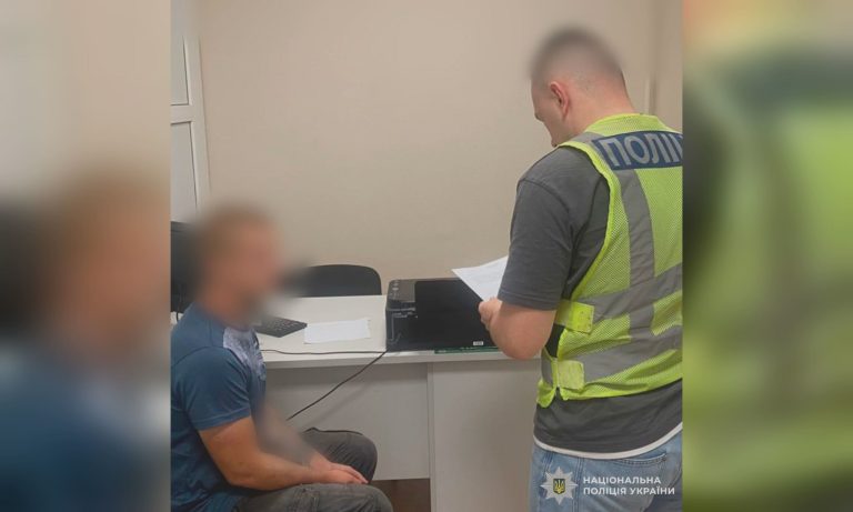 Двері квартири в Харкові підпалили за оголошенням – поліція спіймала злочинця