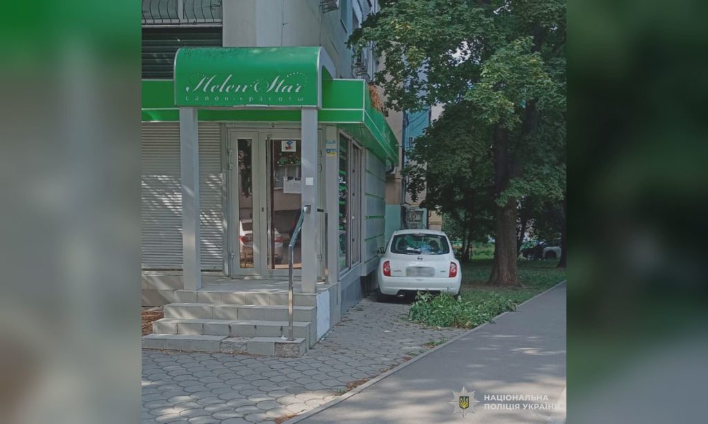 В Харькове водитель сбила на тротуаре женщину с младенцем