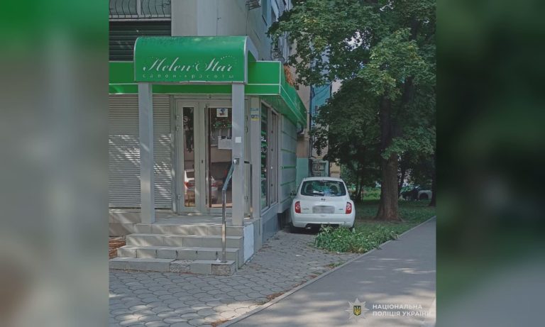 В Харькове водитель сбила на тротуаре женщину с младенцем