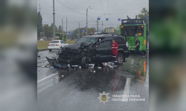 В Харькове столкнулись Toyota, троллейбус и автобус, есть пострадавшие – НПУ