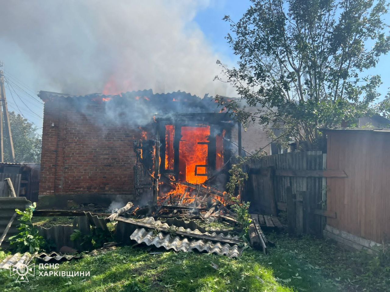 Пожар возник в частном доме вследствие удара российского БпЛА на Харьковщине