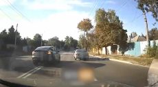 Tesla по встречной полосе ездила по улицам Харькова (видео)