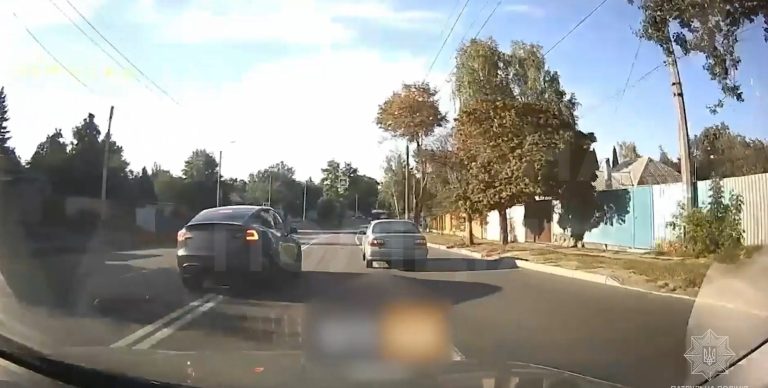 Tesla по встречной полосе ездила по улицам Харькова (видео)