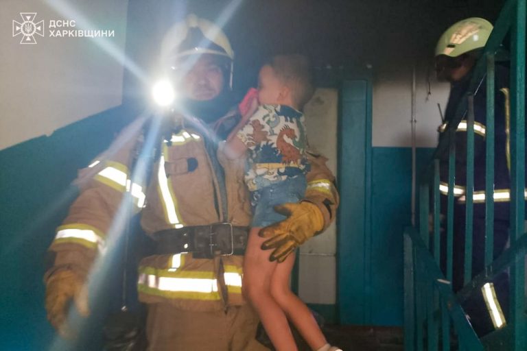 Двоих детей спасли из огня: утро на Салтовке началось с пожара (фото)