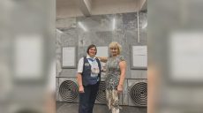 Работница метро в Харькове спасла женщину, упавшую с эскалатора (фото)