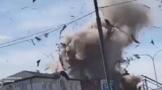 Момент удару ворожого БпЛА по Харкову потрапив на камеру (відео)