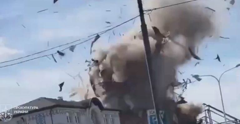 Момент удара вражеского БпЛА по Харькову попал на камеру (видео)