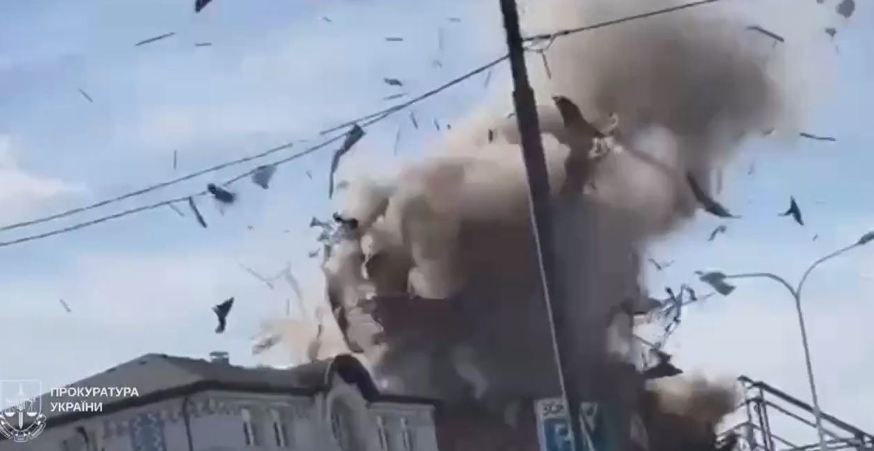 Момент удара вражеского БпЛА по Харькову попал на камеру (видео)